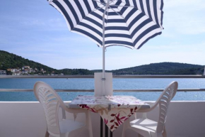 Seafront Apartment in Tisno
